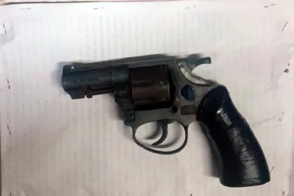 Tucumán: un alumno de 15 años llevó un revólver a la escuela