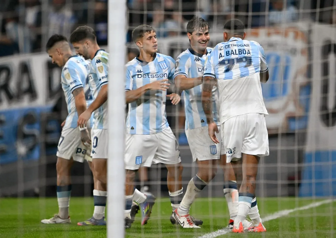 Racing goleó 4-0 a Colo Colo y se clasificó a los octavos de final en la Copa Libertadores