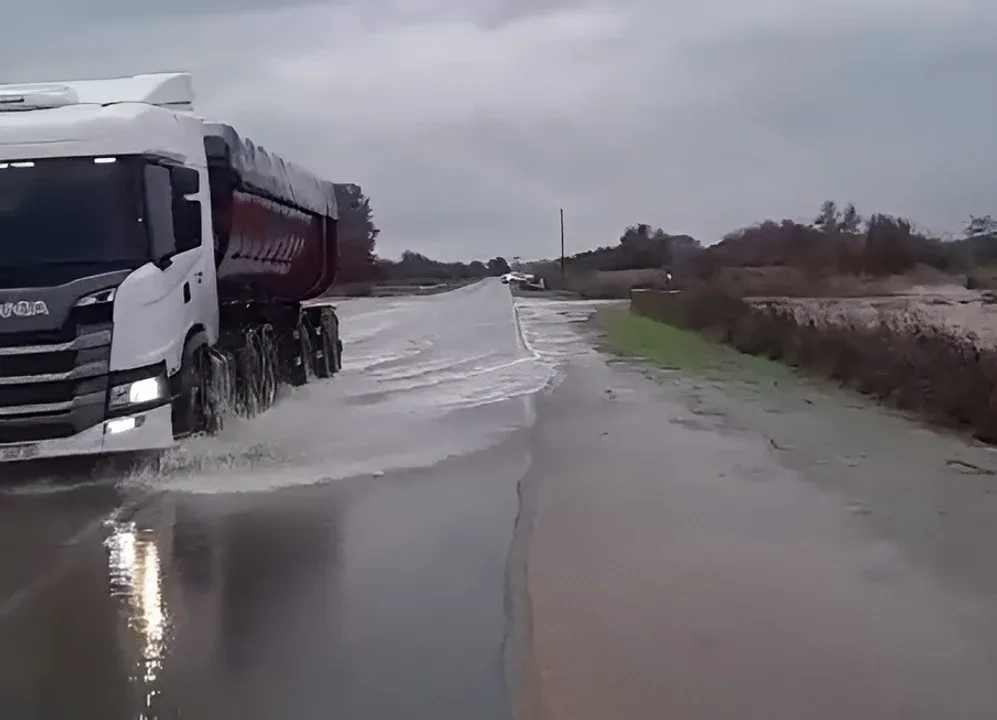 Colapsan las rutas 8 y 9 por el temporal en Buenos Aires: cortes totales y desvíos en varios tramos