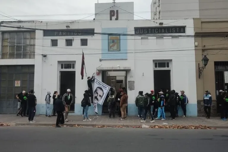 Peronistas a los tiros: este lunes la sede del PJ en Salta amaneció cerrada y con custodia luego de un domingo violento