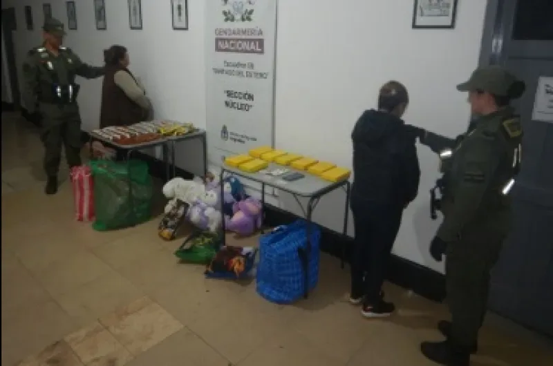 Mujeres llevaban 10 kg de cocaína, valuada en más de $90.000.000 en almohadas, peluches y garrapiñadas