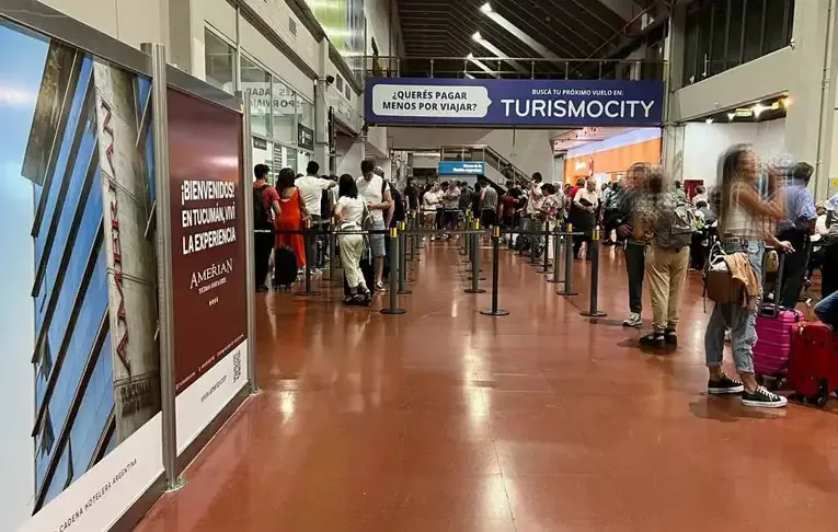 Rescatan en el Aeropuerto de Tucumán a 7 chicas de entre 17 y 20 años que iban a ser explotadas sexualmente en Buenos Aires