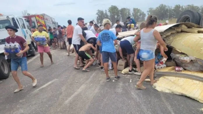 Ataque piraña a un camión lleno de mercadería que volcó en Ruta 34: lo dejaron vacío