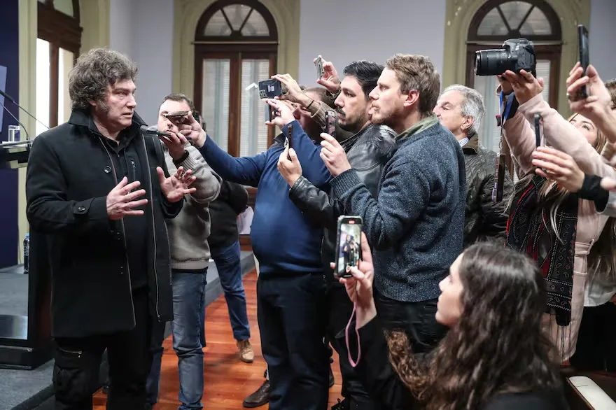 Partidos políticos firman una declaración en defensa de la libertad de prensa ante los ataques de Milei
