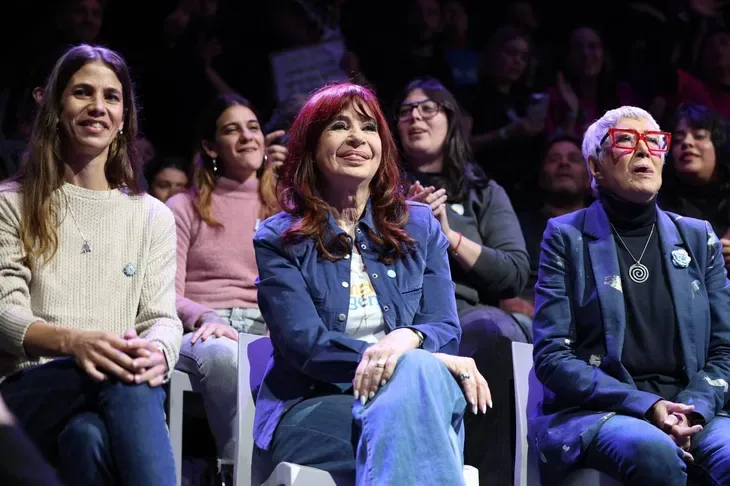 Reapareció Cristina Kirchner en un acto para recordar a Néstor, y habló del dólar: “El default está a la vuelta de la esquina”