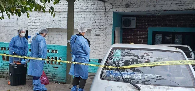 Un hombre, adelante de sus 3 hijos y de la policía, le pegó un tiro en el pecho a su mujer: se halla en estado crítico