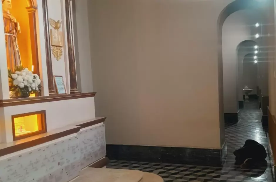 Catamarca: publican la foto de un hombre en situación de calle durmiendo en el piso de la Catedral