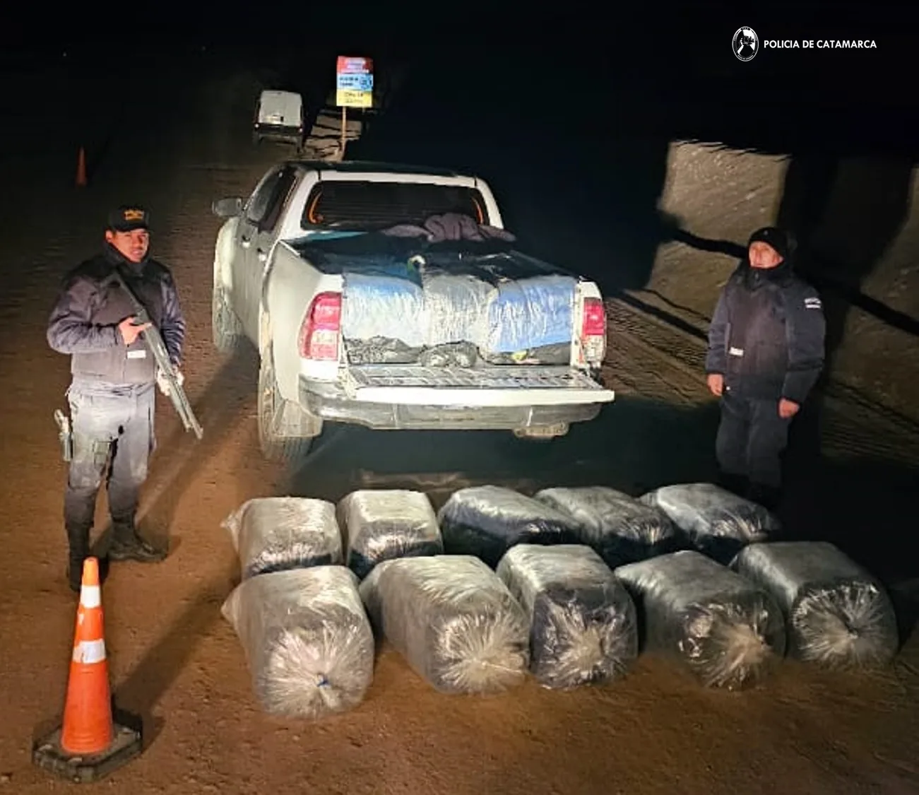 Catamarca: personal policial incautó casi media tonelada de hojas de coca y dos camionetas