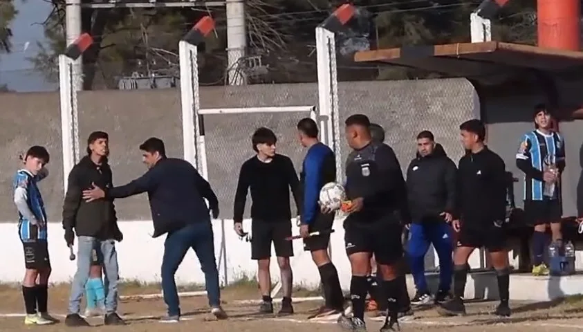 Catamarca: detienen a un joven en cancha de Defensores de Esquiú durante un partido de inferiores (Video)