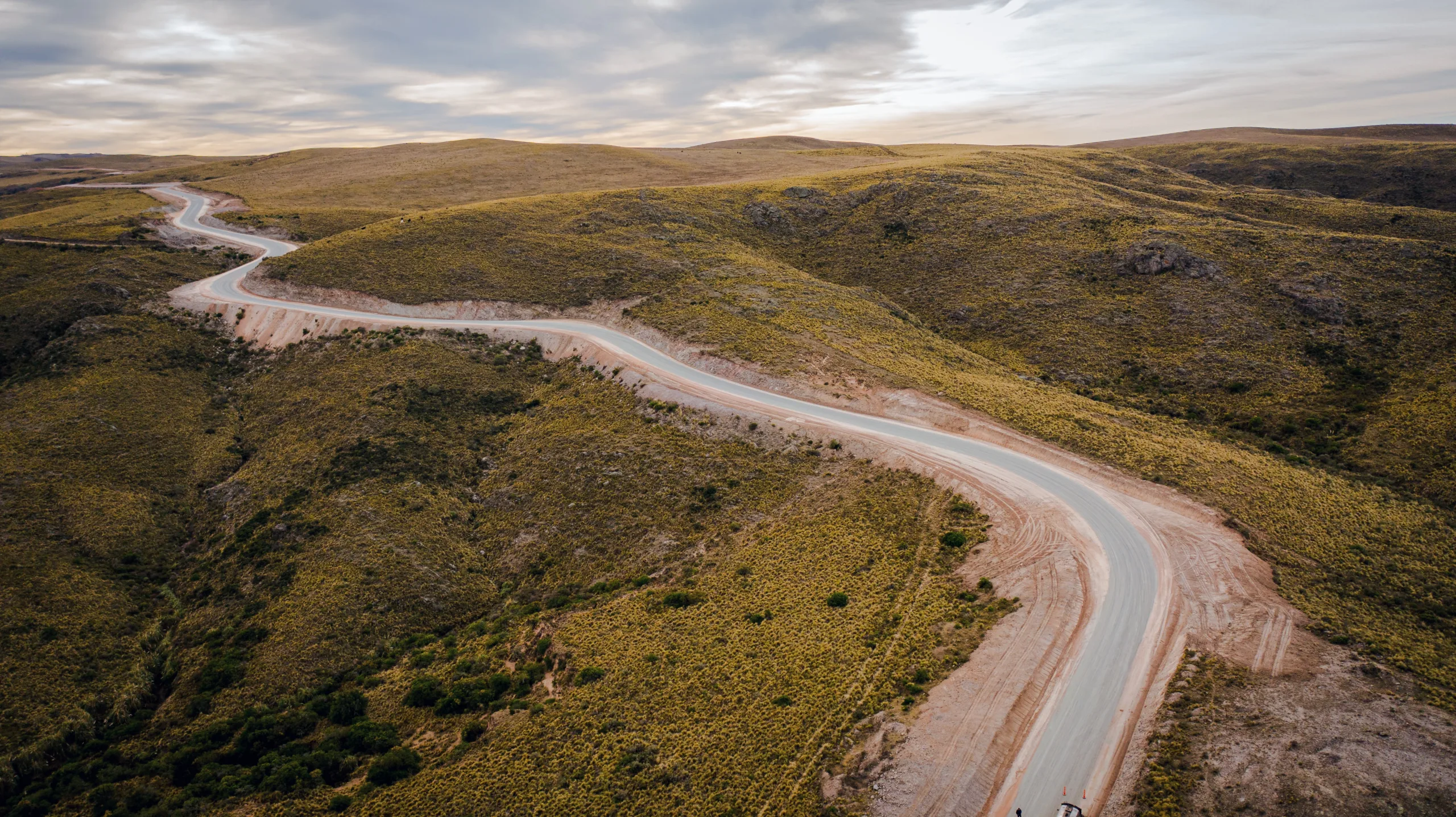 Ruta 42: la pavimentación está cerca de la cumbre del Portezuelo y la obra finalizará en pocas semanas