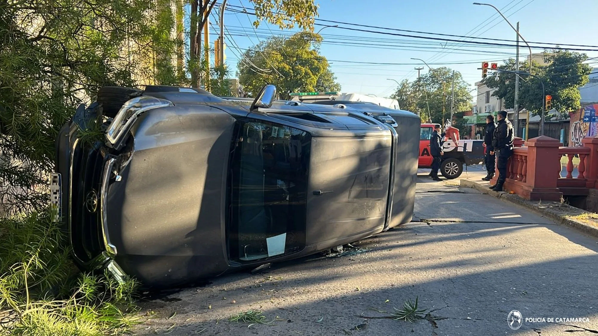 Catamarca: estaba alcoholizado el conductor que volcó su camioneta este viernes en la Capital