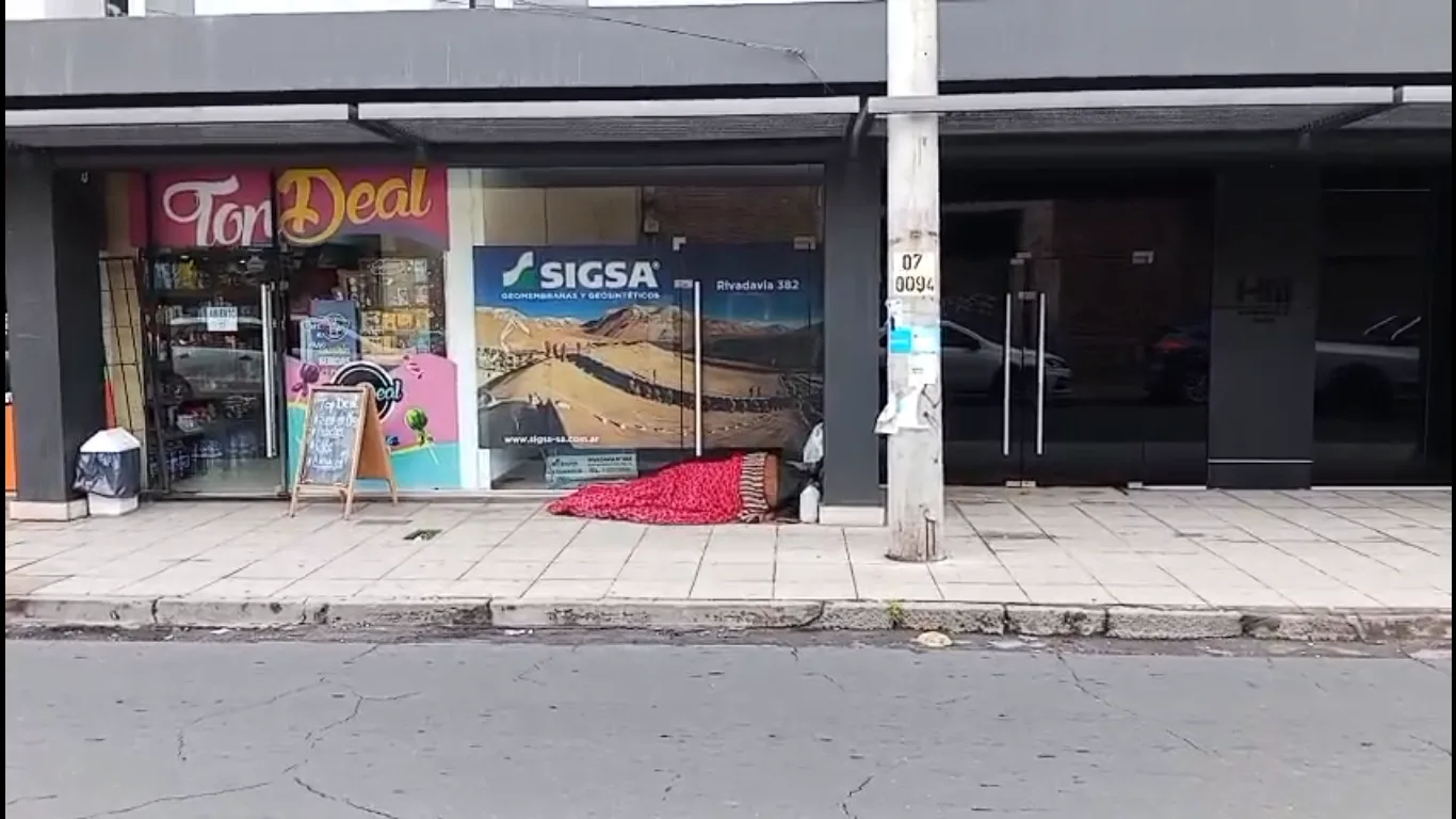 Catamarca: una persona en situación de calle duerme en pleno centro con frío extremo