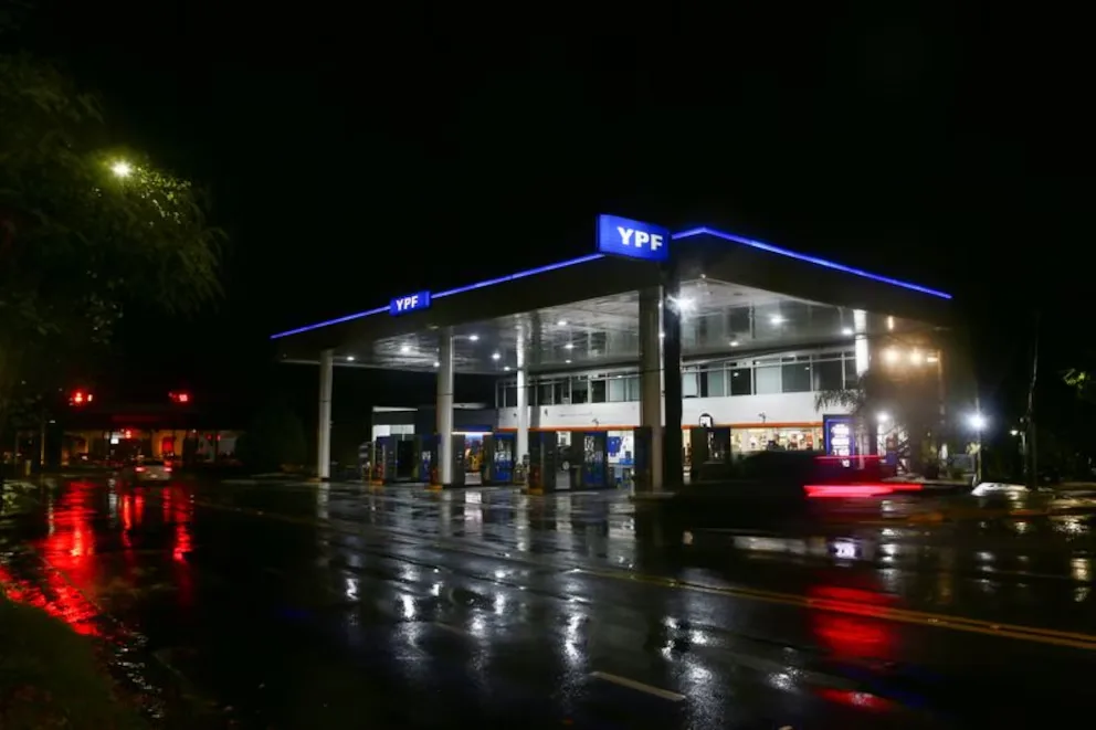 Hoy martes 1 de julio la nafta y el gasoil aumentaron 3,5% en los surtidores de YPF