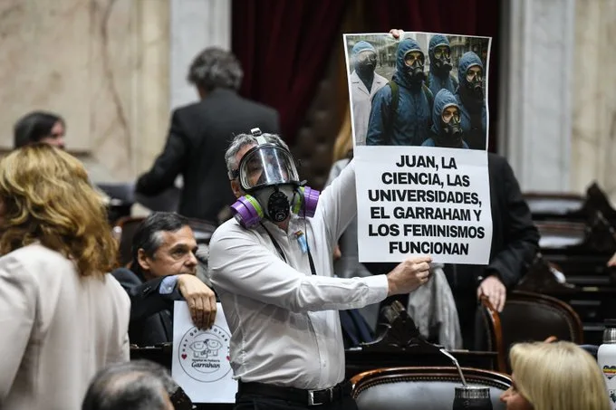 Un diputado se disfrazó de “El Eternauta” en el Congreso y realizó fuertes reclamos al Gobierno