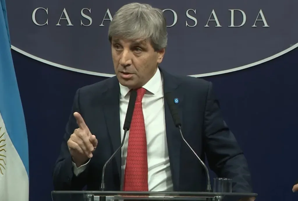 Caputo atribuye la caída de bonos a la aprobación de la suba de jubilaciones en Diputados: “La corporación política es el verdadero Riesgo País”