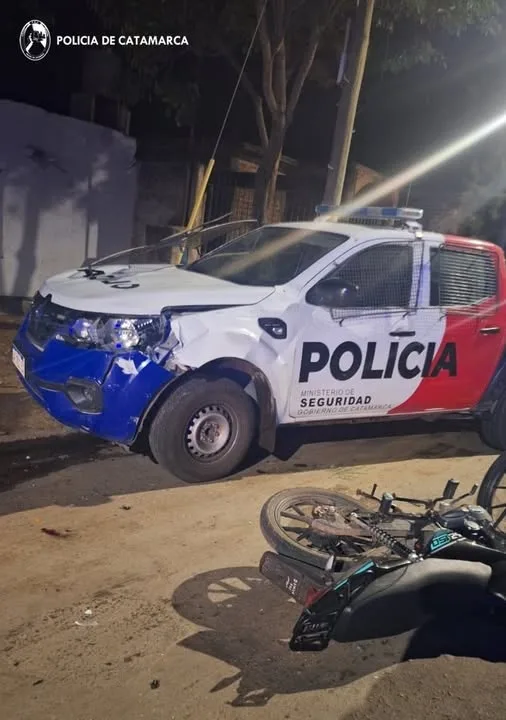 Catamarca: dos adolescentes en moto eran perseguidos por la Policía, chocaron con un patrullero y fueron demorados