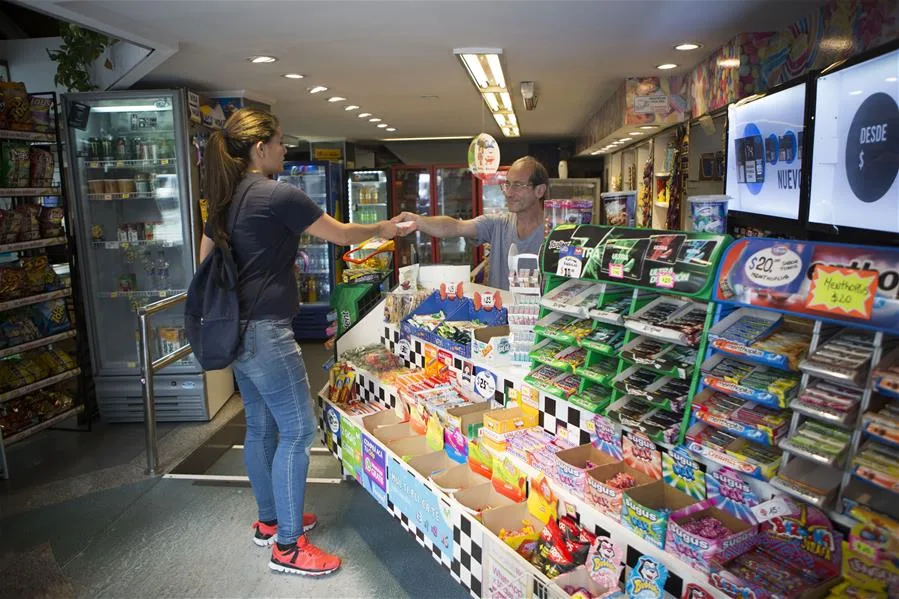 Golosinas, alfajores y panchos a precios de 2013: la estrategia de kiosquero ante la caída de las ventas