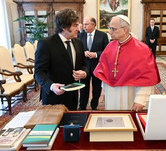 Milei se reunió con León XIV y le obsequió un poncho catamarqueño: el Papa le confirmó que visitará la Argentina