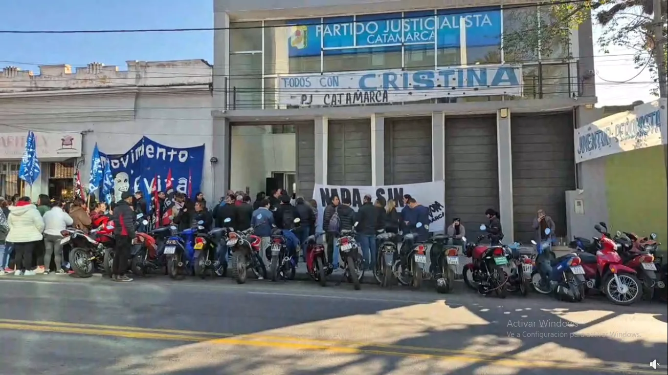 El peronismo catamarqueño está reunido en la sede del PJ apoyando a Cristina
