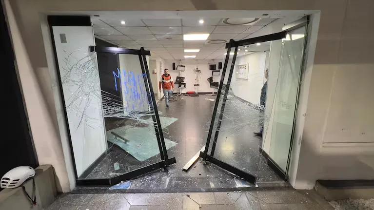 Cristina condenada: militantes kirchneristas destrozaron parte del edificio de TN y Canal 13
