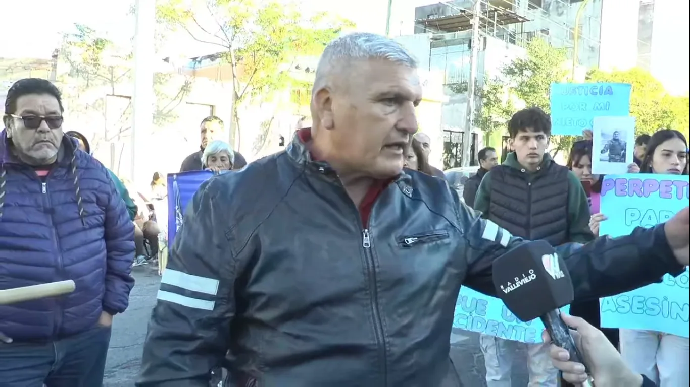Juicio contra el policía Franco Ávalos en Catamarca: el padre de la víctima reclamó que no lo dejaron entrar a la sala (Video)