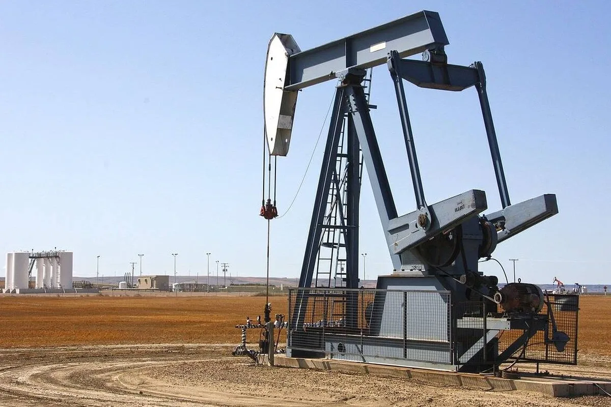 El precio del petróleo sube un 7,2 por ciento por el ataque de Israel a Irán