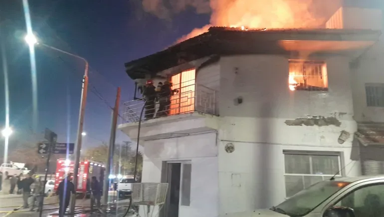 Murieron tres integrantes de una familia atrapados en el primer piso de una vivienda