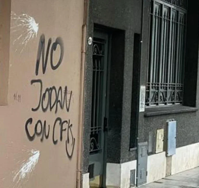 Delincuentes atacan edificio de Radio Rivadavia en un nuevo embate contra la libertad de prensa