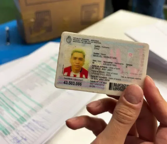 Un hincha de San Martín de Tucumán fue a votar en las elecciones de Atlético