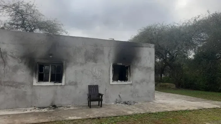 Catamarca: denuncian un incendio intencional en Los Altos y temen que atenten contra la vida de una familia