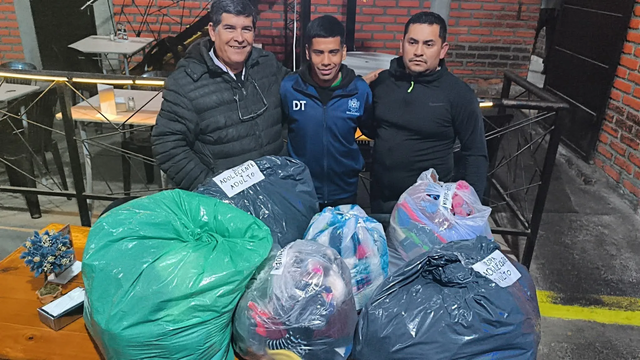 Grupo solidario catamarqueño acerca prendas de abrigo para niños del interior
