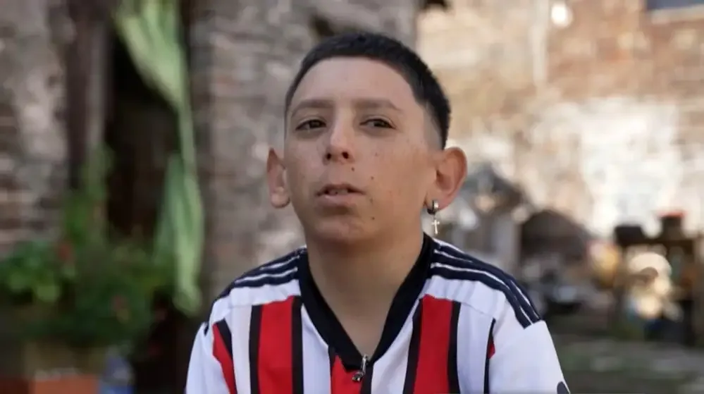 Video: tiene 31 años y parece un niño: el drama de Claudio, el joven que tiene la misma condición que tuvo Lionel Messi