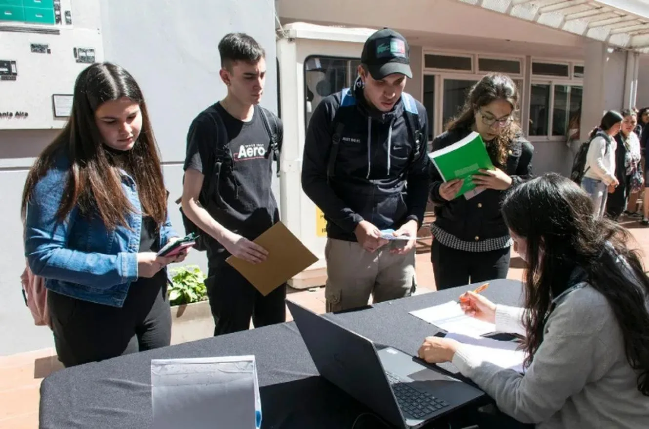 El desempleo en Argentina subió al 7,9% en el primer trimestre, el nivel más alto en la era de Javier Milei