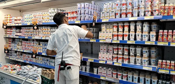 Multaron a Carrefour por vender productos vencidos