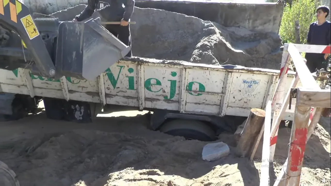 Valle Viejo se hunde: un camión del propio municipio quedó atascado en otra calle colapsada (Video)