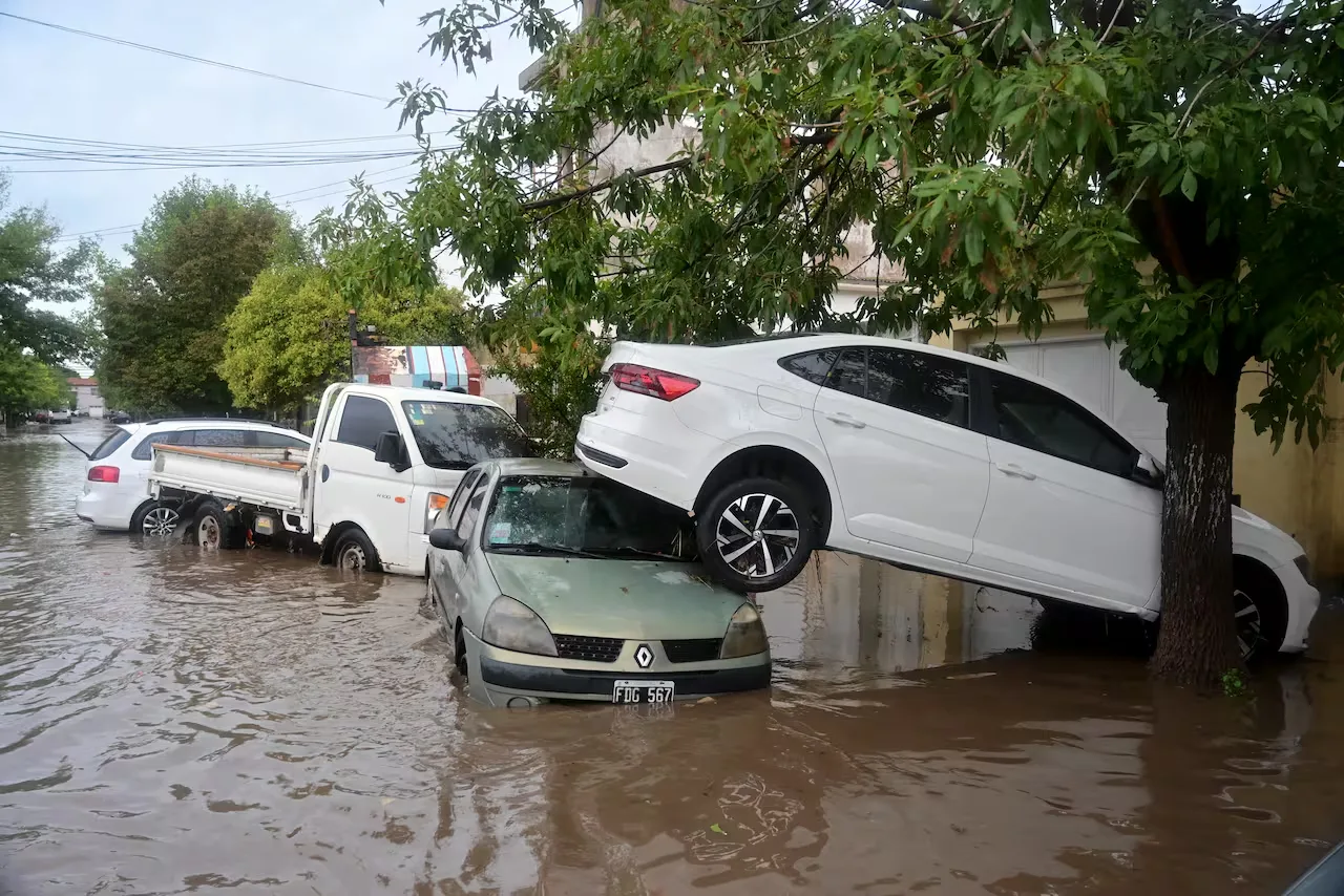 Milei vetó la ley de emergencia por inundaciones en Bahía Blanca y dejó sin efecto un fondo de $200.000 millones