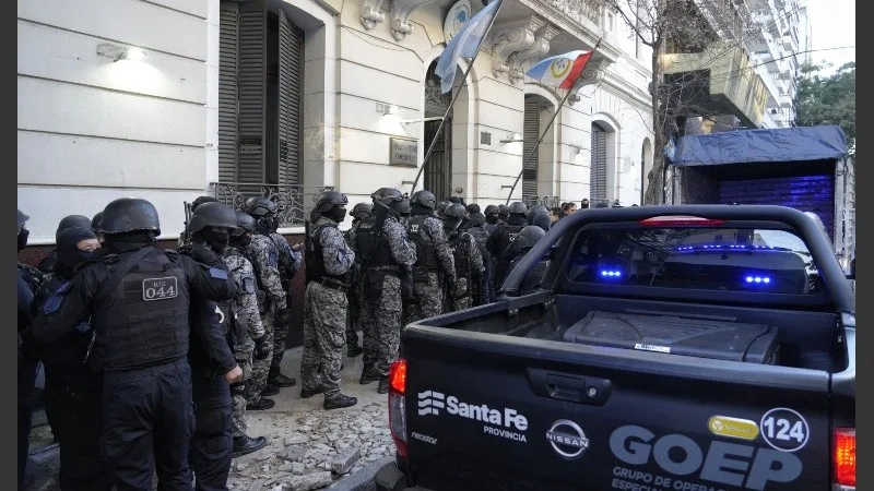 Este martes finaliza el vaciamiento de comisarías en Rosario: Pullaro supervisa el traslado de detenidos