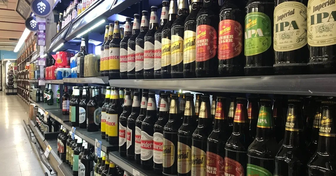 La cerveza importada de Brasil ya cuesta menos que la argentina en algunos supermercados