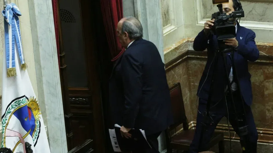 Cuando Francos presentaba su informe en el Senado, una senadora kirchnerista le dijo “mentiroso” y abandonó el recinto