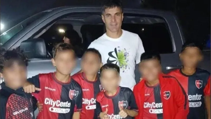 Escándalo en Newell’s: sancionaron a seis chicos por sacarse una foto con un jugador de Rosario Central