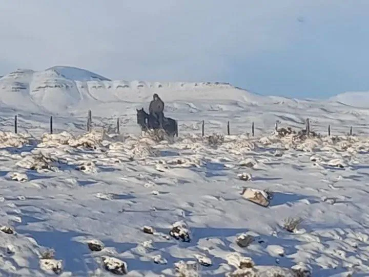 Un enfermero recorrió 40 km en la nieve para asistir a una embarazada en zona rural de El Calafate