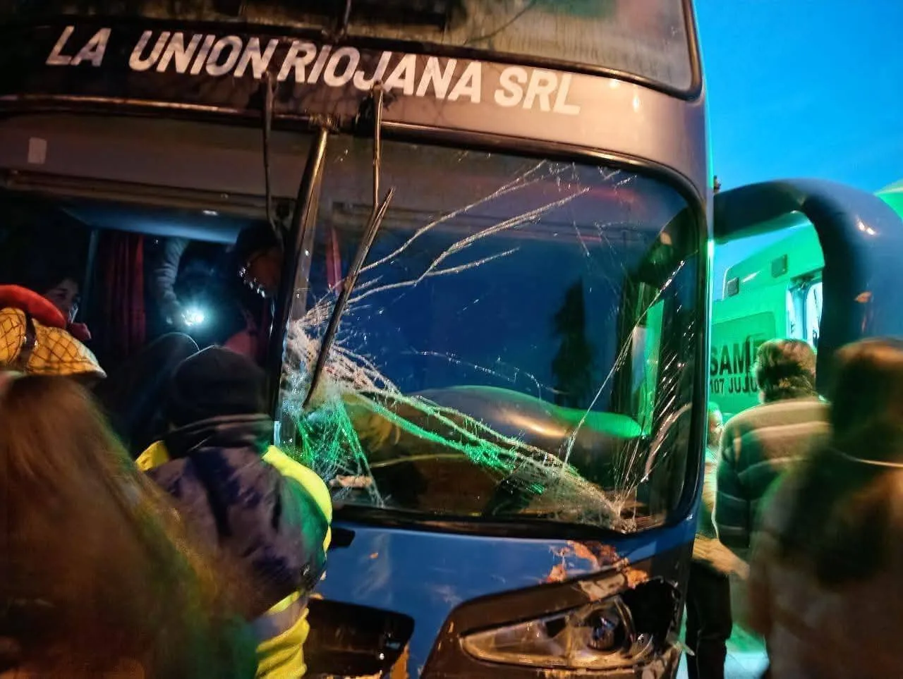 Colectivo con adultos mayores de La Rioja chocó contra tres automóviles en Jujuy: un herido en estado crítico