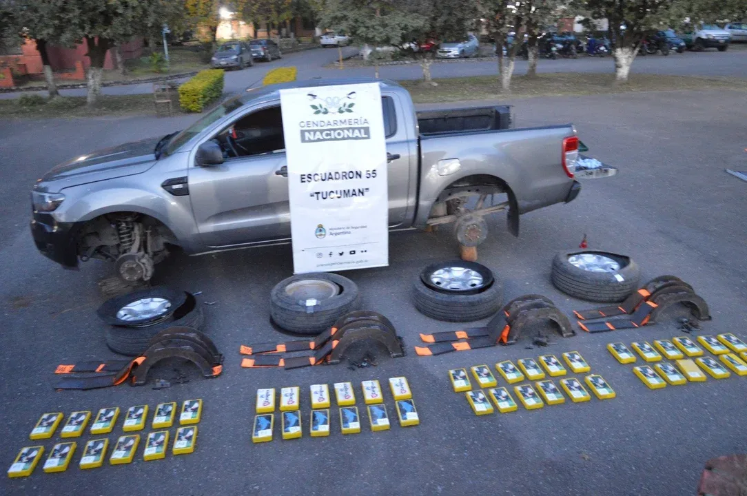 Gendarmería detuvo en Tucumán a una mujer que manejaba una camioneta con las cuatro ruedas rellenas de 49 kilos de cocaína