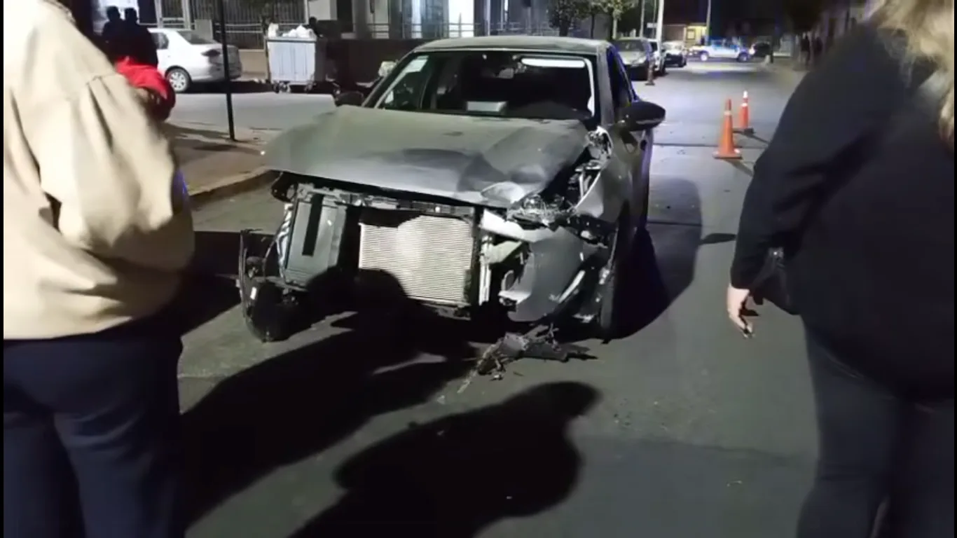Catamarca: un auto y una moto chocaron en la Capital, y hubo dos hospitalizados