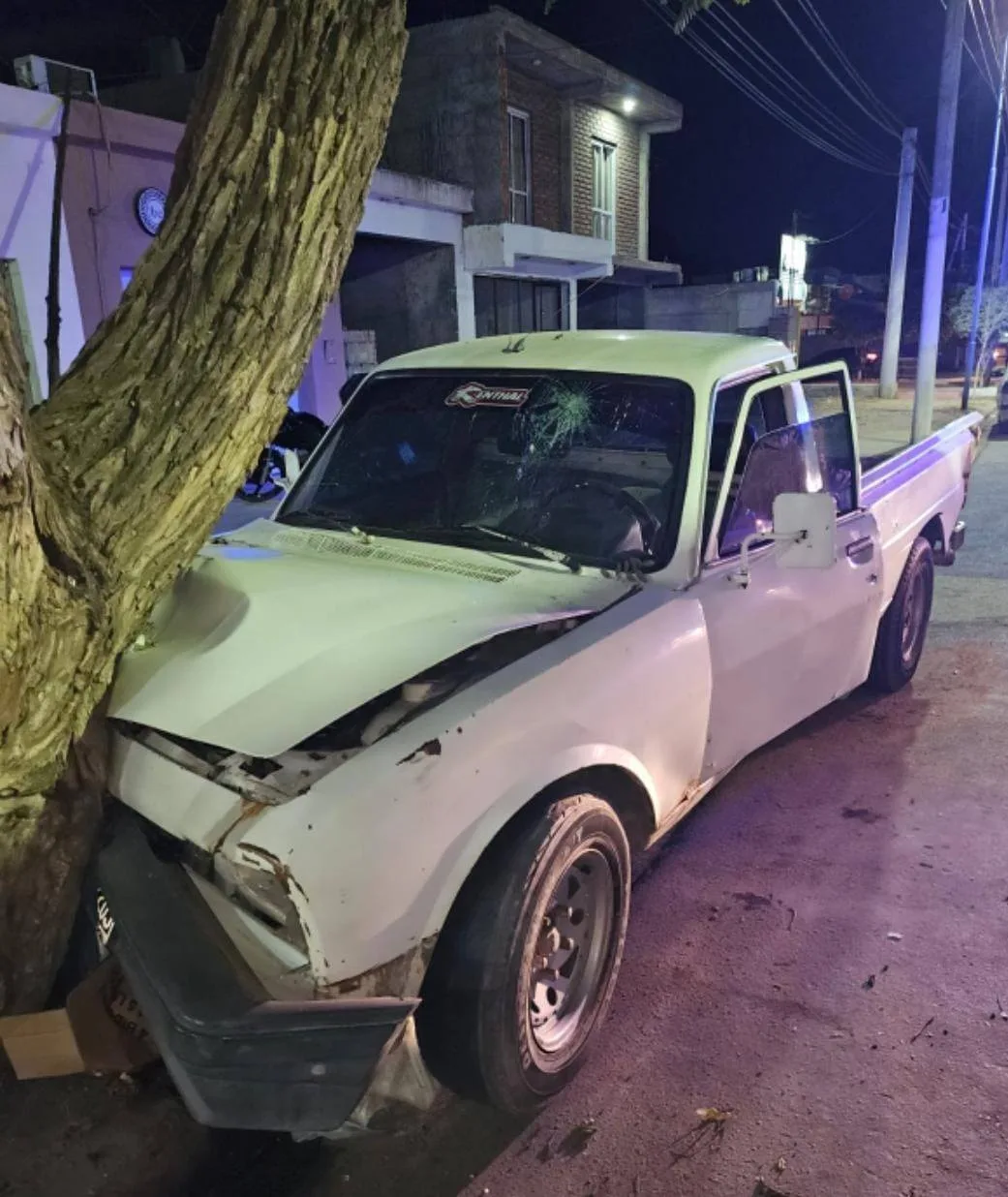Catamarca: camioneta chocó contra un árbol en Valle Viejo
