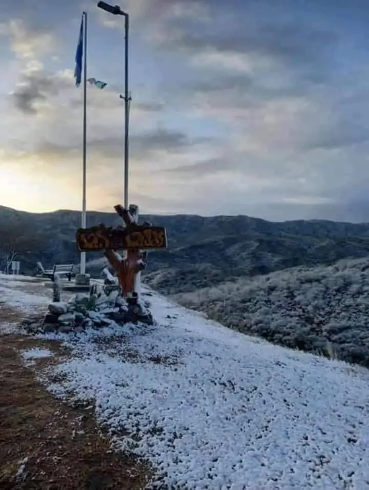 Sigue el alerta amarilla por frío extremo para Catamarca y otras 14 provincias: nevó en Paclín