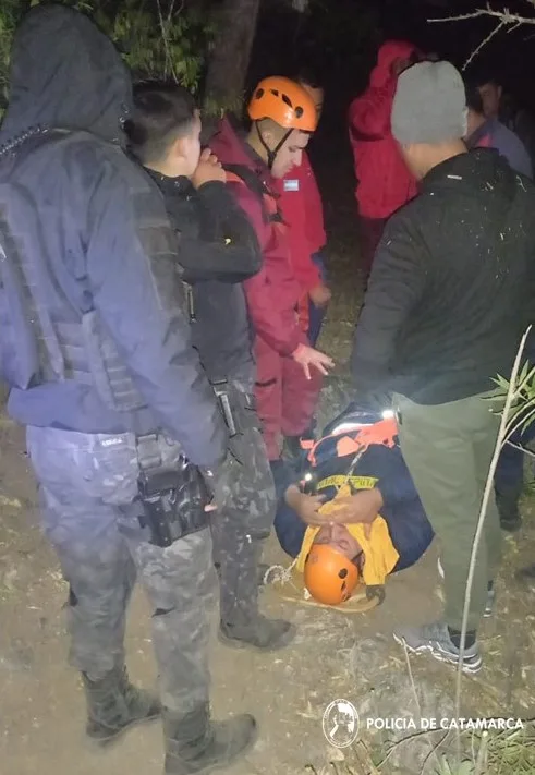 Policías de Catamarca lograron rescatar a una persona lesionada en el Camino Viejo a El Rodeo
