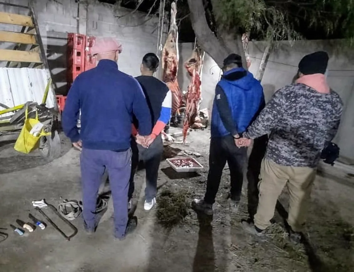 Catamarca: detienen a dos personas, decomisan e incineran carne vacuna y secuestran un carro y una camioneta