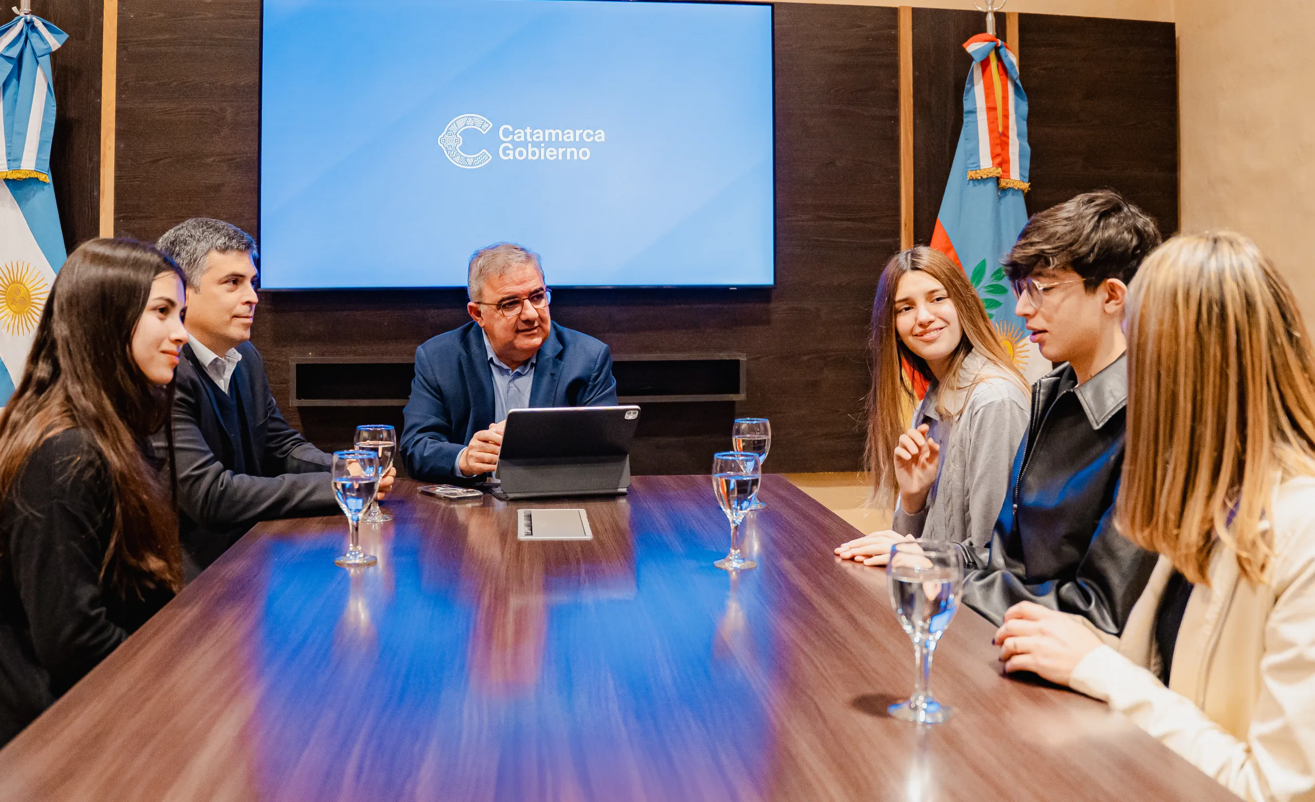 Raúl Jalil recibió a los estudiantes catamarqueños que representarán a Argentina en la Semana Mundial del Agua en Suecia