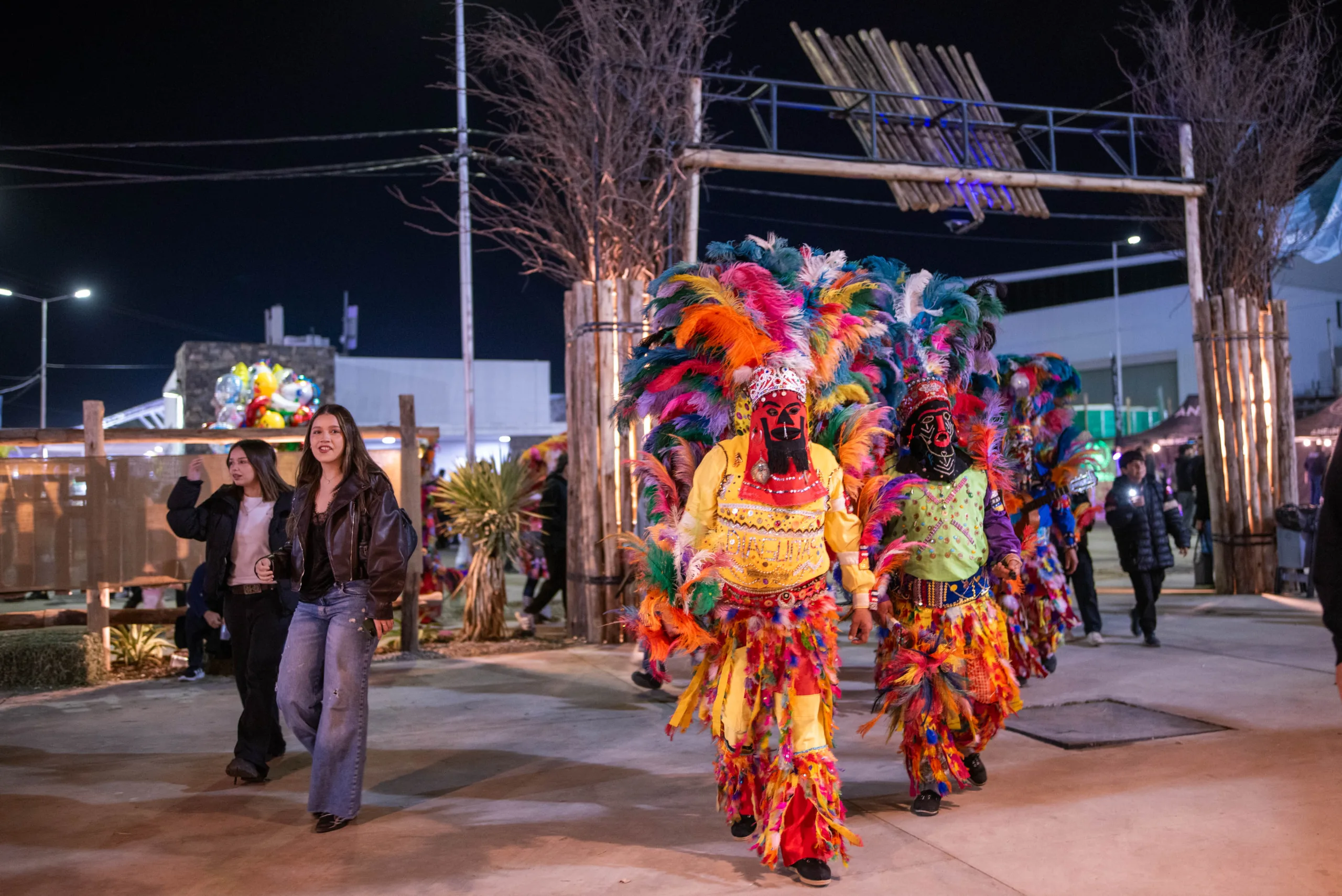 Catamarca: la comparsa diaguita llevó el ritmo y color ancestral a la Fiesta del Poncho